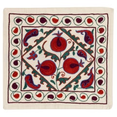 Besticktes Suzani-Kissen aus Seide. 19" x 19" Cremefarbenes, rotes und grünes Spitzenkissen