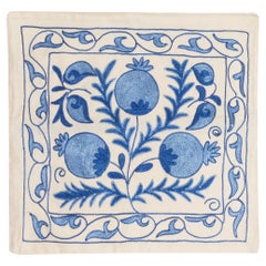 Asiatisches Suzani-Kissen in Creme & Hellblau, handgefertigtes Spitzenkissen, 19 Zoll x 19 Zoll