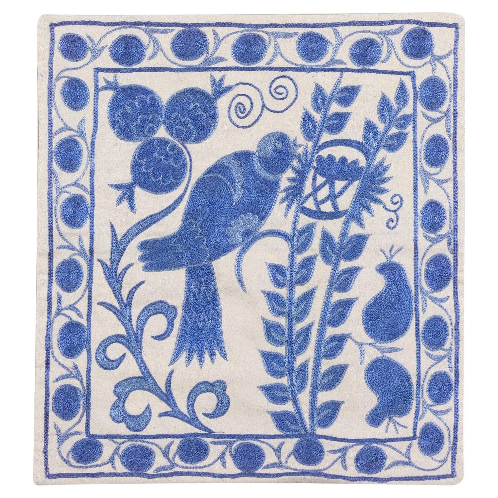 19 "x19" Coussin carré à motifs d'oiseaux en broderie de soie Suzani en ivoire et bleu