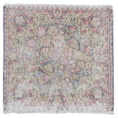 Tapis persan vintage de Kerman, 1'9" x 1'9", motif « oiseaux », en laine usée, noué à la main, de couleur bleue