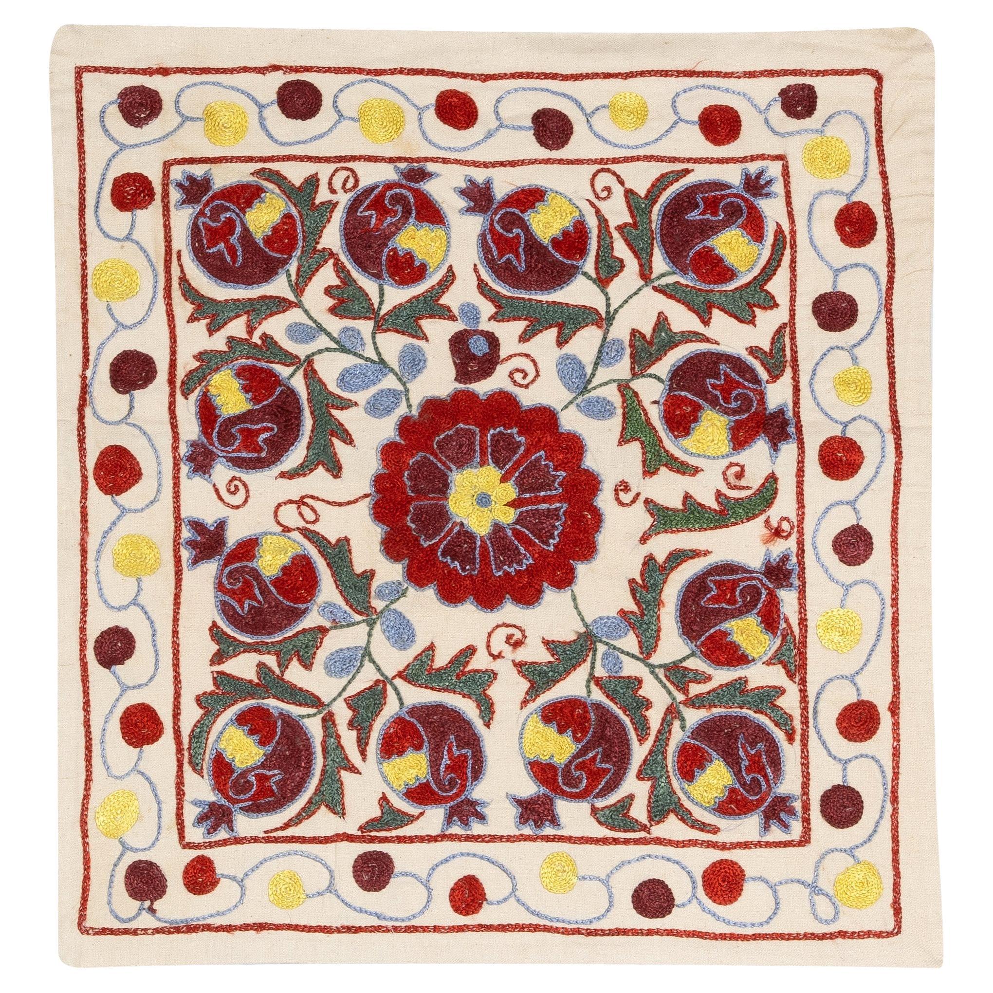 Revêtement de coussin Suzani en soie brodée de 19 po. x 19 po., couverture de coussin colorée