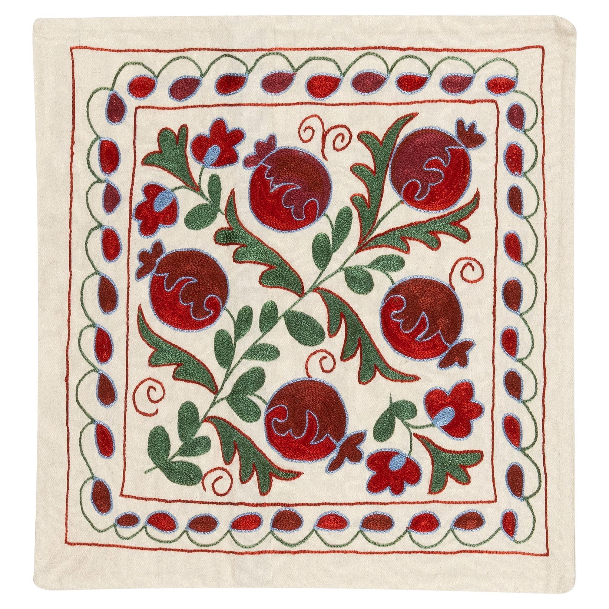 19 "x19" Dekorativer Suzani-Kissenbezug mit Seidenstickerei in Creme, Rot und Grün