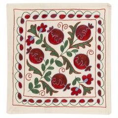 Couvercle de coussin décoratif Suzani en soie brodée crème, rouge et verte 19"x19"