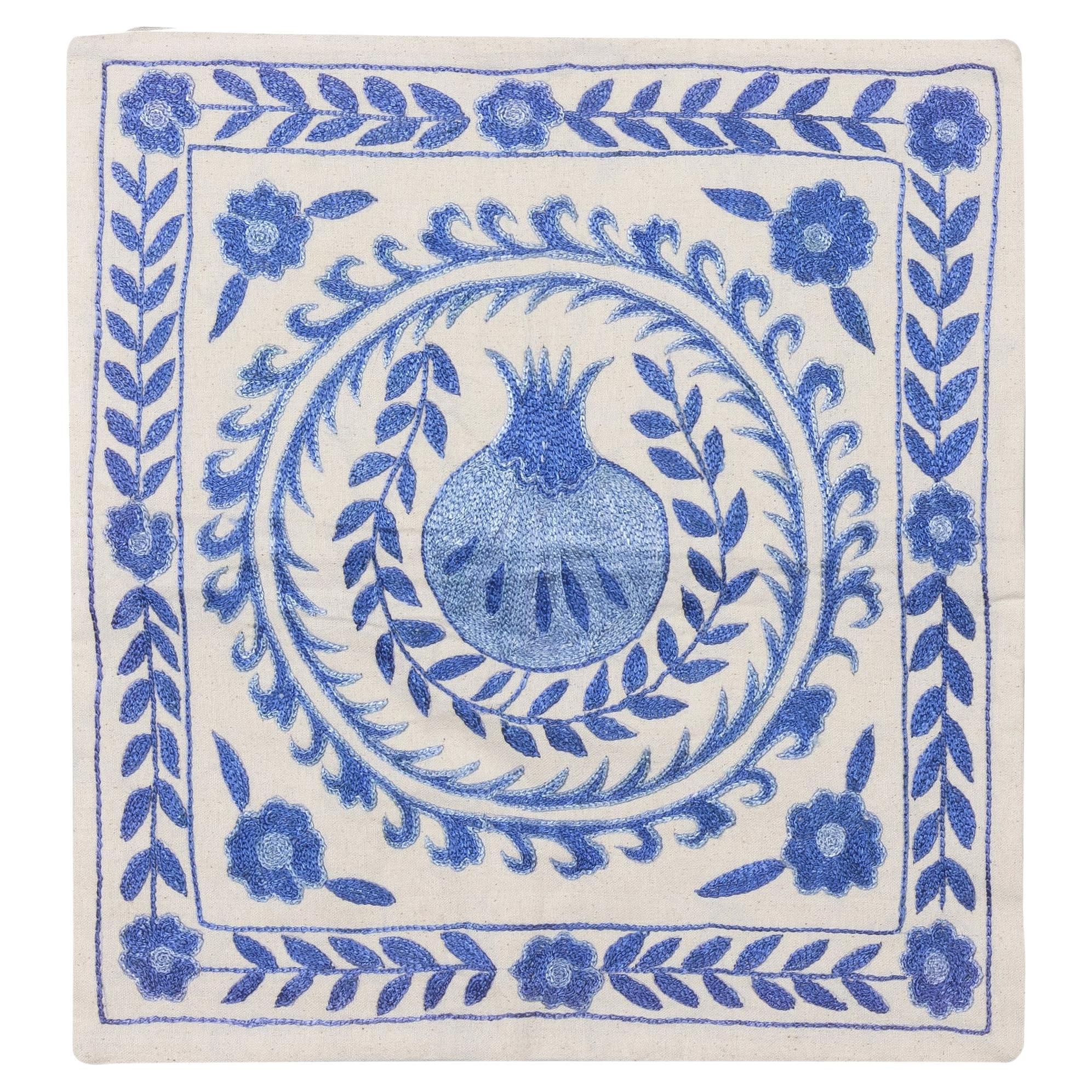 Revêtement de coussin Suzani en soie brodée décorative ivoire et bleu clair de 48 x 48 cm