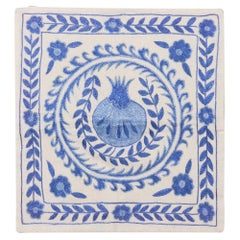 Revêtement de coussin Suzani en soie brodée décorative ivoire et bleu clair de 48 x 48 cm
