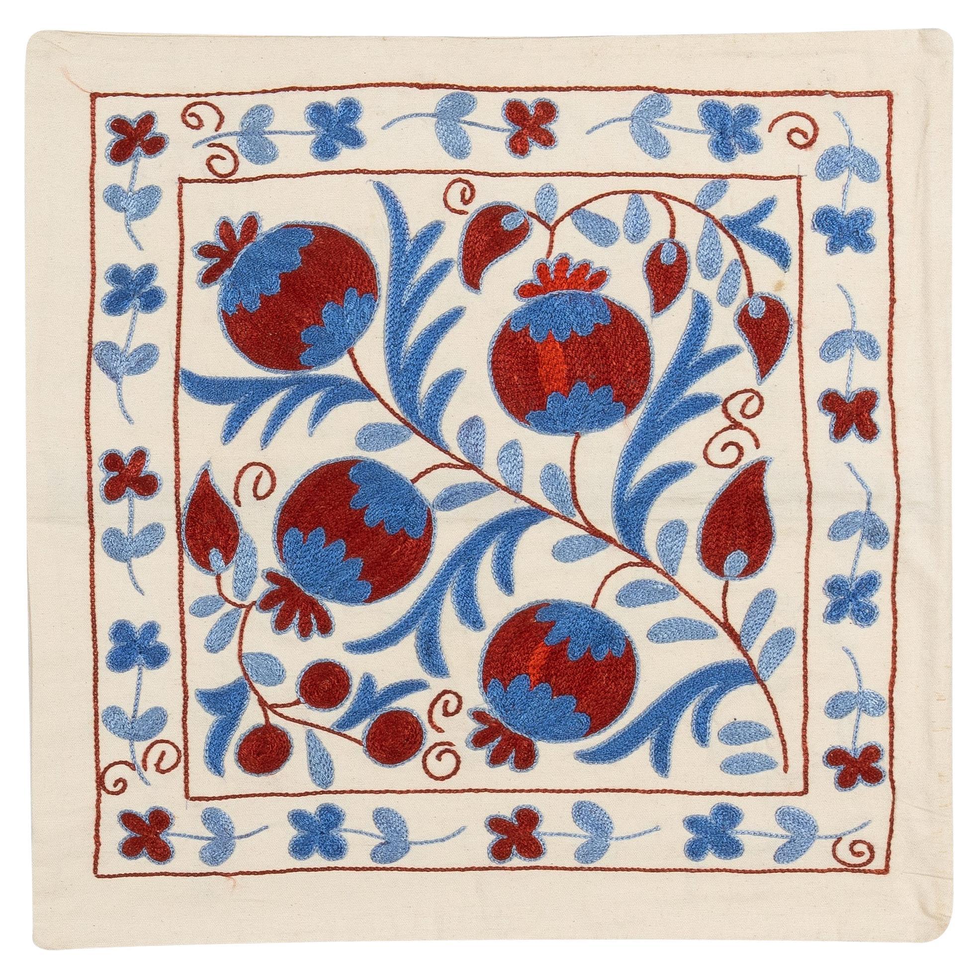 Housse de coussin décorative en broderie de soie Suzani 19 "x19" en ivoire, rouge et bleu en vente