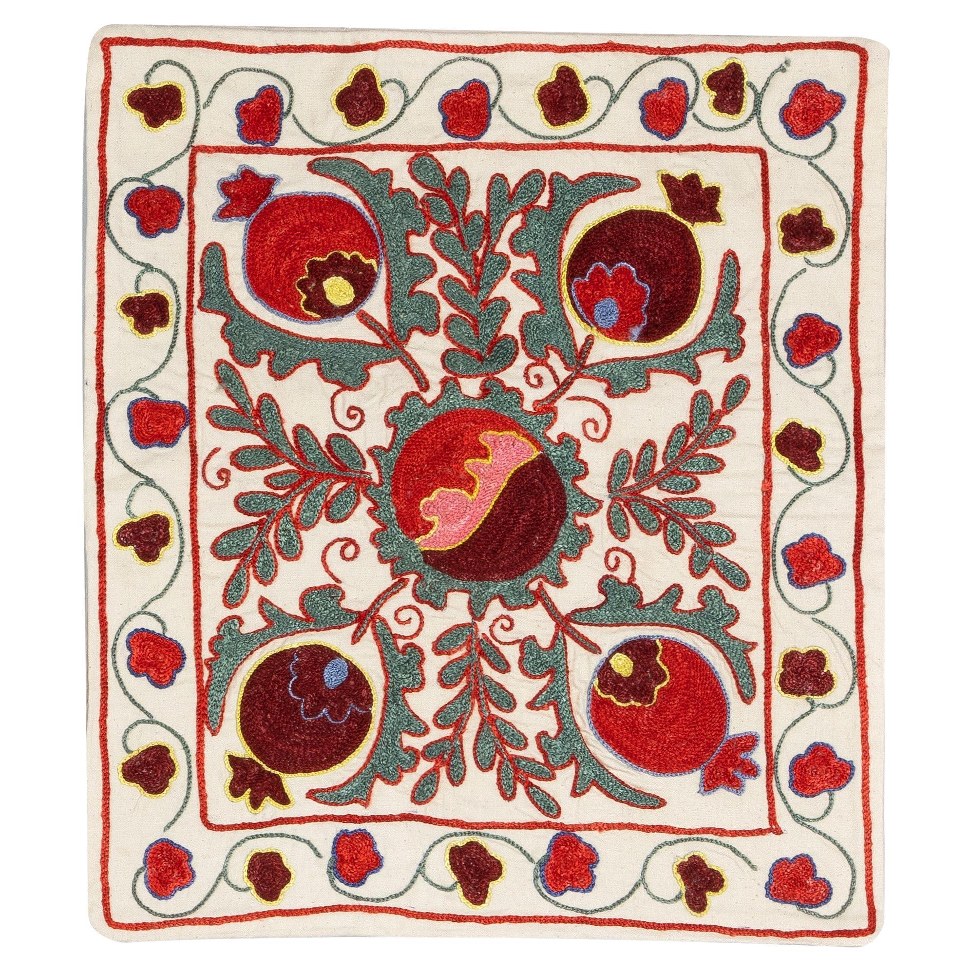 19 "x19" Dekorative Seidenbestickte Suzani-Kissenhülle in Rot, Grün und Creme