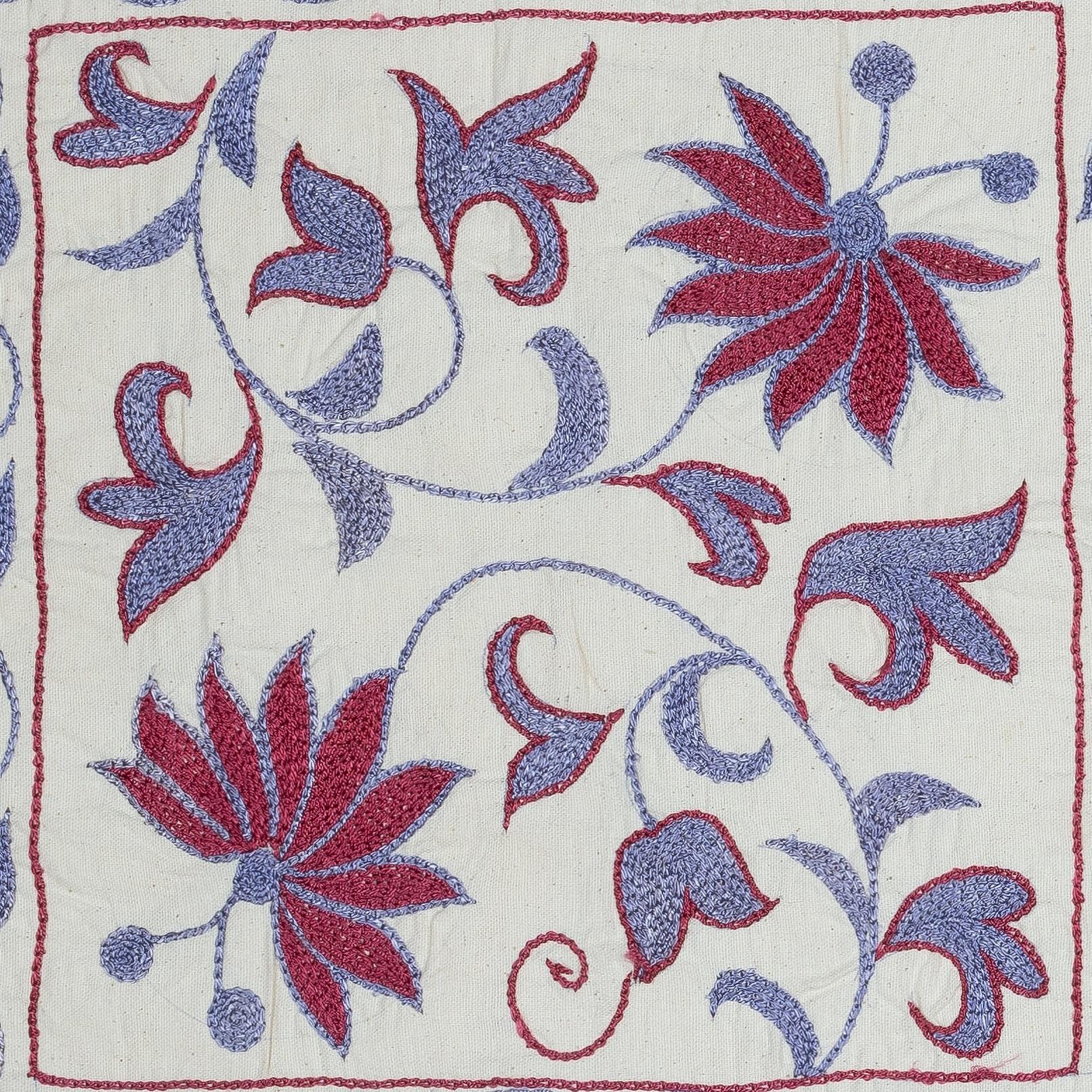 Nuovo copricuscino ricamato a mano in 100% cotone - autentica arte tessile uzbeka

Porta un tocco di eredità dell'Asia centrale nella tua casa con questa federa ricamata a mano in 100% cotone Suzani, proveniente dall'Uzbekistan. Caratterizzato da
