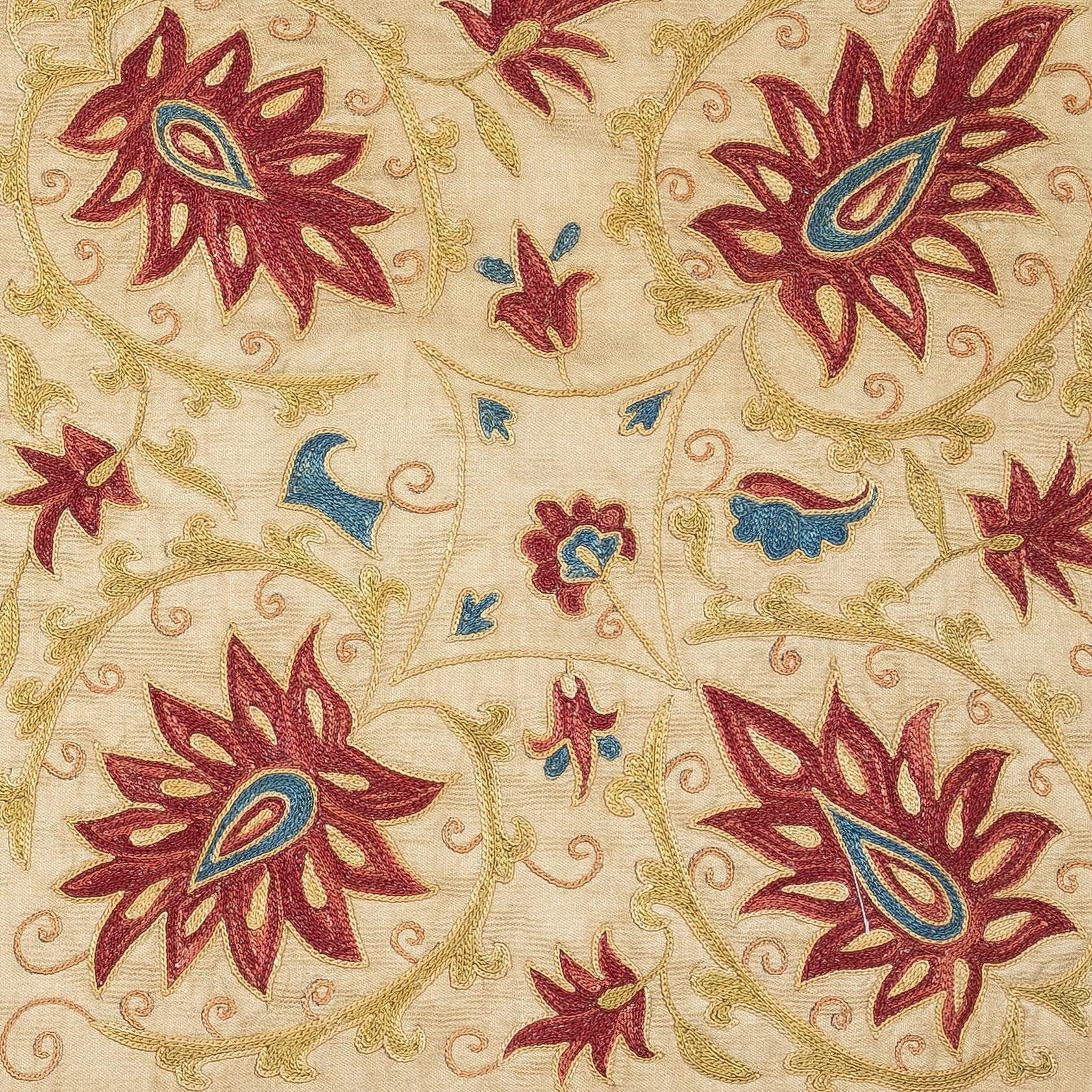 Nuovo copricuscino ricamato a mano in 100% seta - autentica arte tessile uzbeka

Eleva l'arredamento della tua casa con questo raffinato copricuscino Suzani ricamato a mano, realizzato al 100% in pura seta da abili artigiani dell'Uzbekistan.