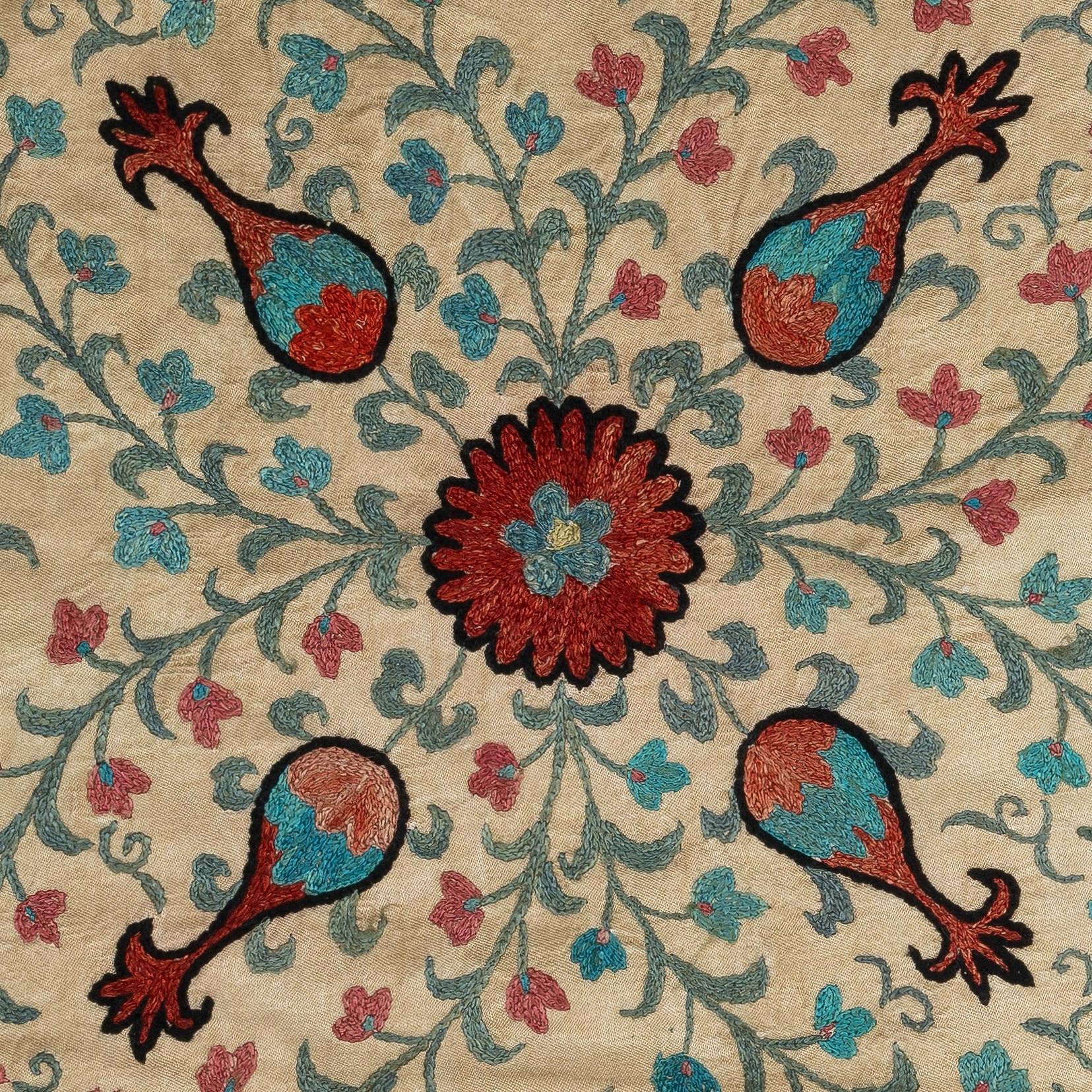 Infondi nella tua casa il ricco patrimonio dell'Asia centrale con questo raffinato copricuscino Suzani ricamato a mano, realizzato da abili artigiani dell'Uzbekistan. Questo splendido tessuto è una vera e propria opera d'arte, caratterizzata da un