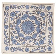 Housse de coussin Suzani en broderie de soie à motif floral, bleu Light, ivoire, 19 "x19