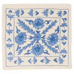 19 "x19" Housse de coussin Suzani en soie brodée à motifs floraux en bleu et crème