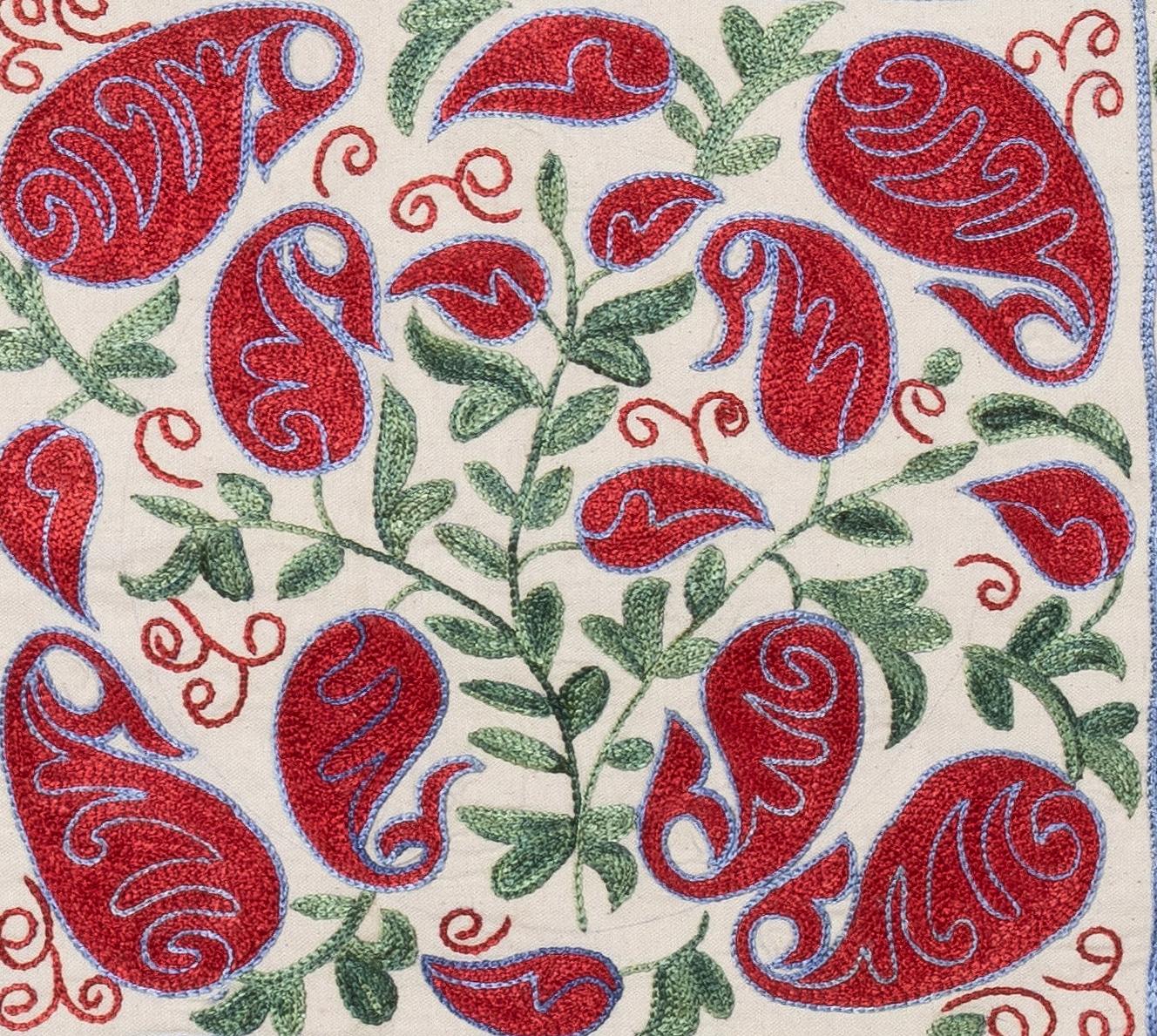 Brodé Suzani d'Ouzbékistan à motifs floraux. Housse de coussin en broderie de soie en vente