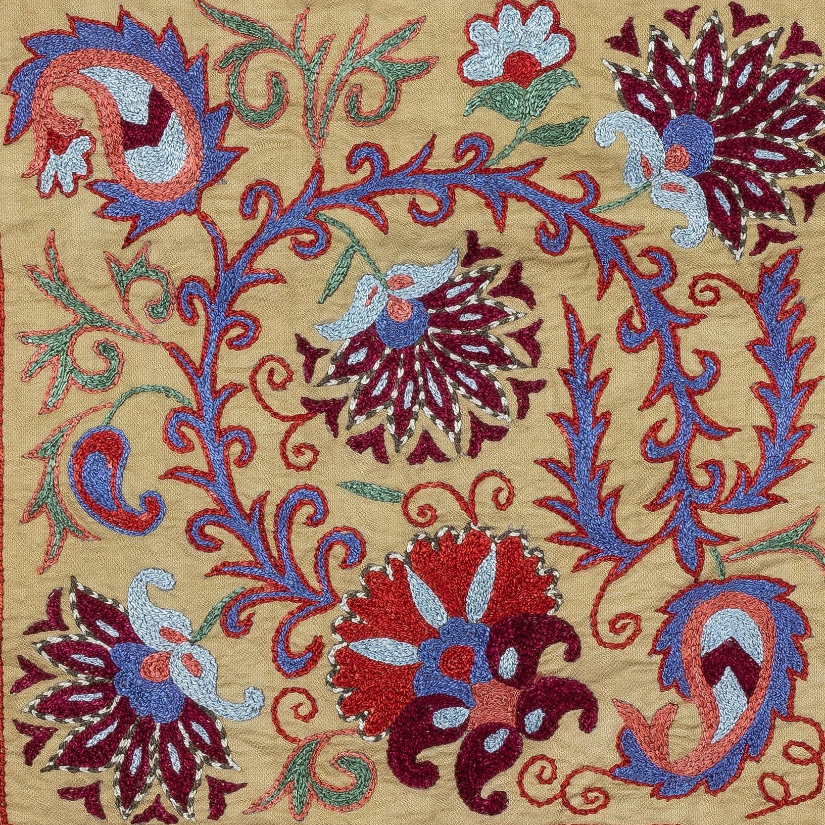 Nouvelle housse de coussin 100% soie brodée à la main - Art textile ouzbek authentique

Rehaussez votre décoration intérieure avec cette exquise housse de coussin Suzani brodée à la main, fabriquée à partir de 100 % de soie pure par des artisans