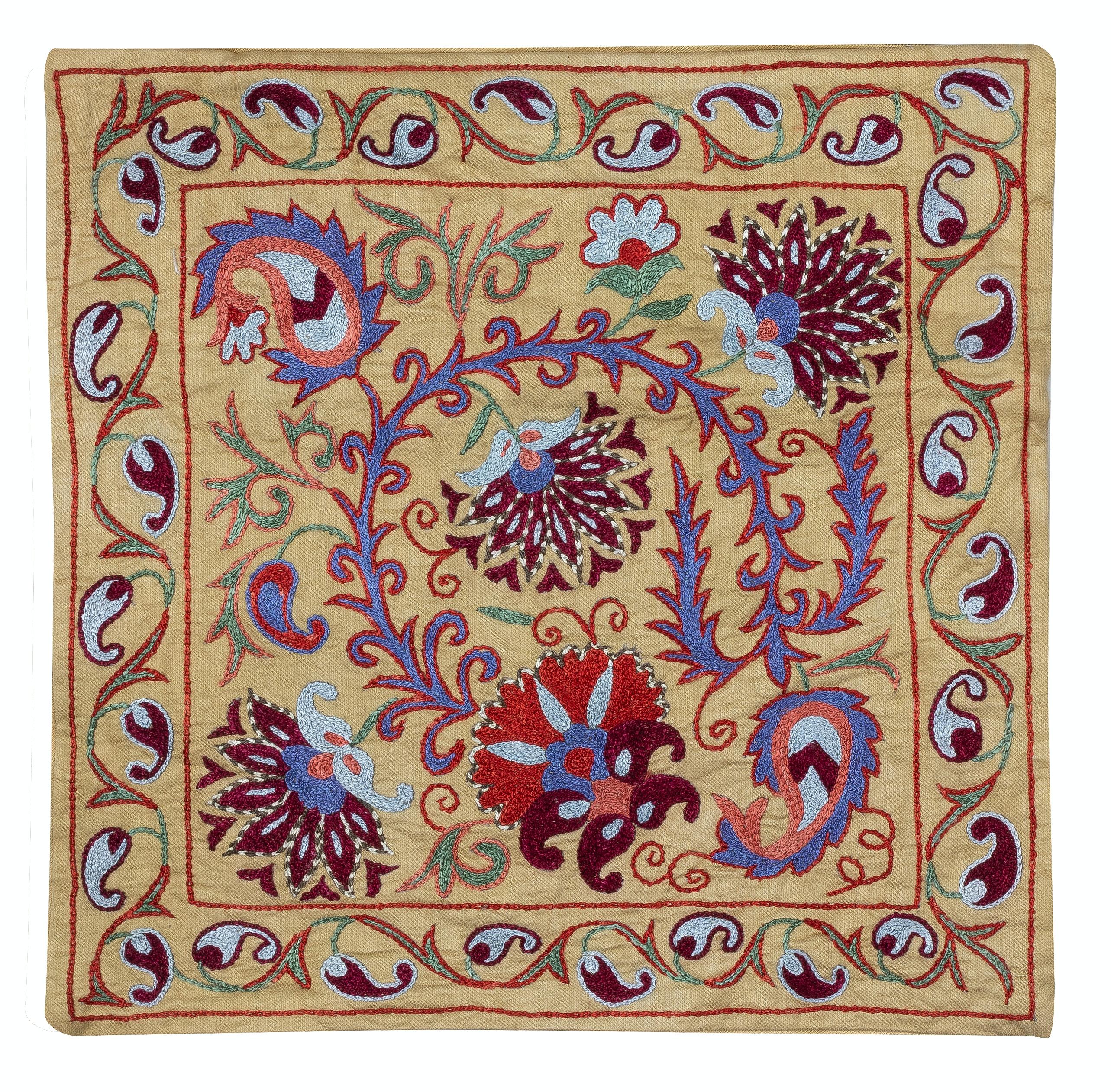 Nuovo copricuscino ricamato a mano in 100% seta - autentica arte tessile uzbeka

Eleva l'arredamento della tua casa con questo raffinato copricuscino Suzani ricamato a mano, realizzato al 100% in pura seta da abili artigiani dell'Uzbekistan.