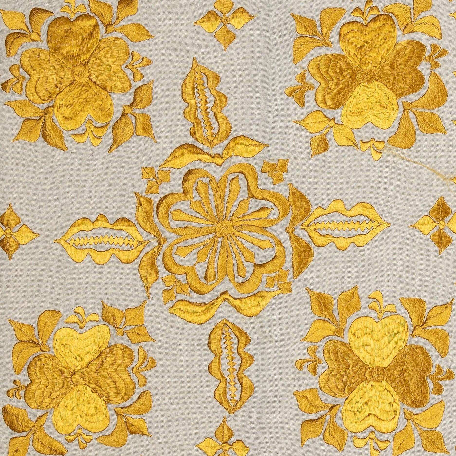 Nouvelle housse de coussin 100% coton brodée à la main - Art textile ouzbek authentique

Apportez une touche d'héritage d'Asie centrale à votre intérieur avec cette taie d'oreiller Suzani d'Ouzbékistan, brodée à la main et composée à 100 % de coton.