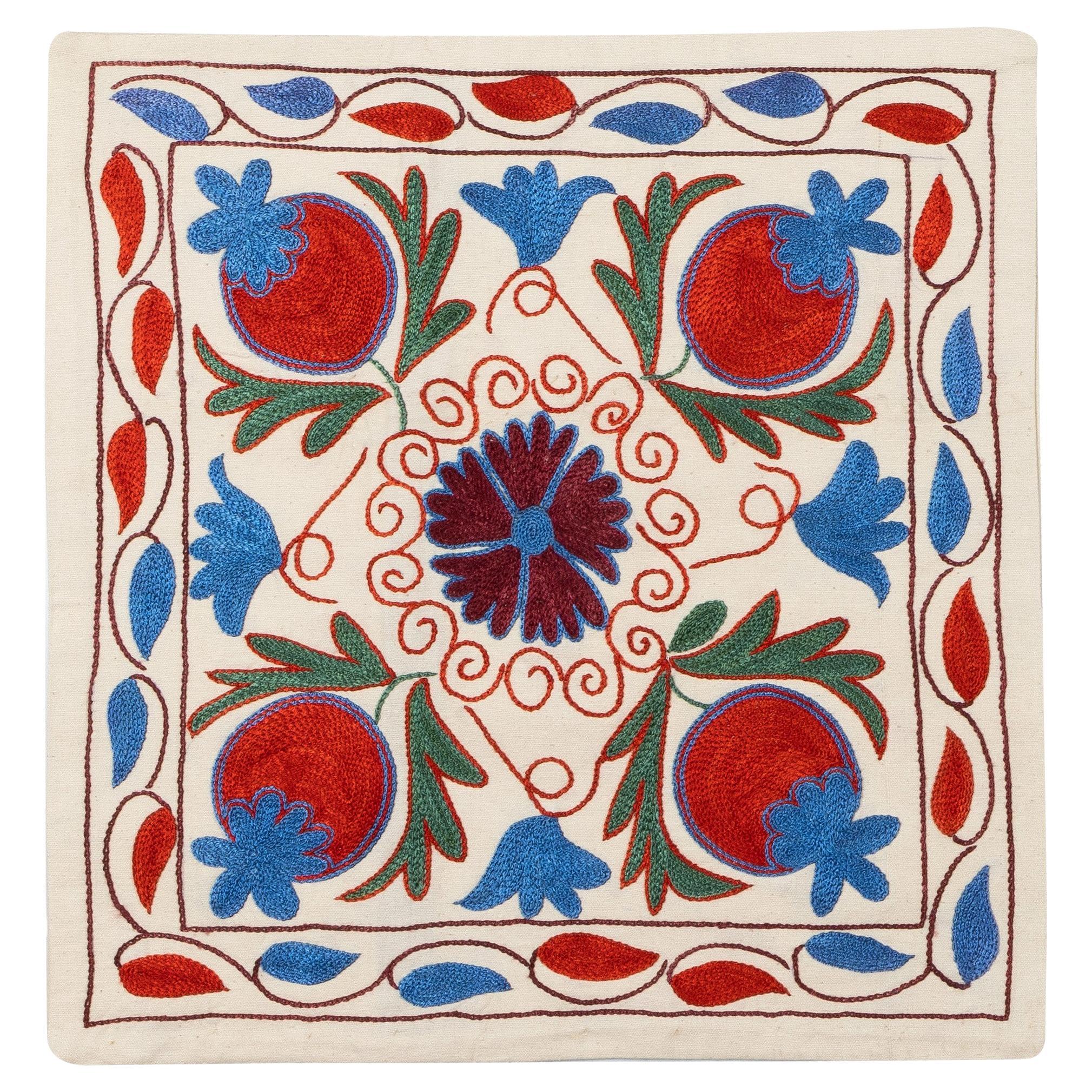Coussin en dentelle brodée à la main en soie multicolore 19 "x 19 ", couverture coussin Suzani ouzbeke en vente