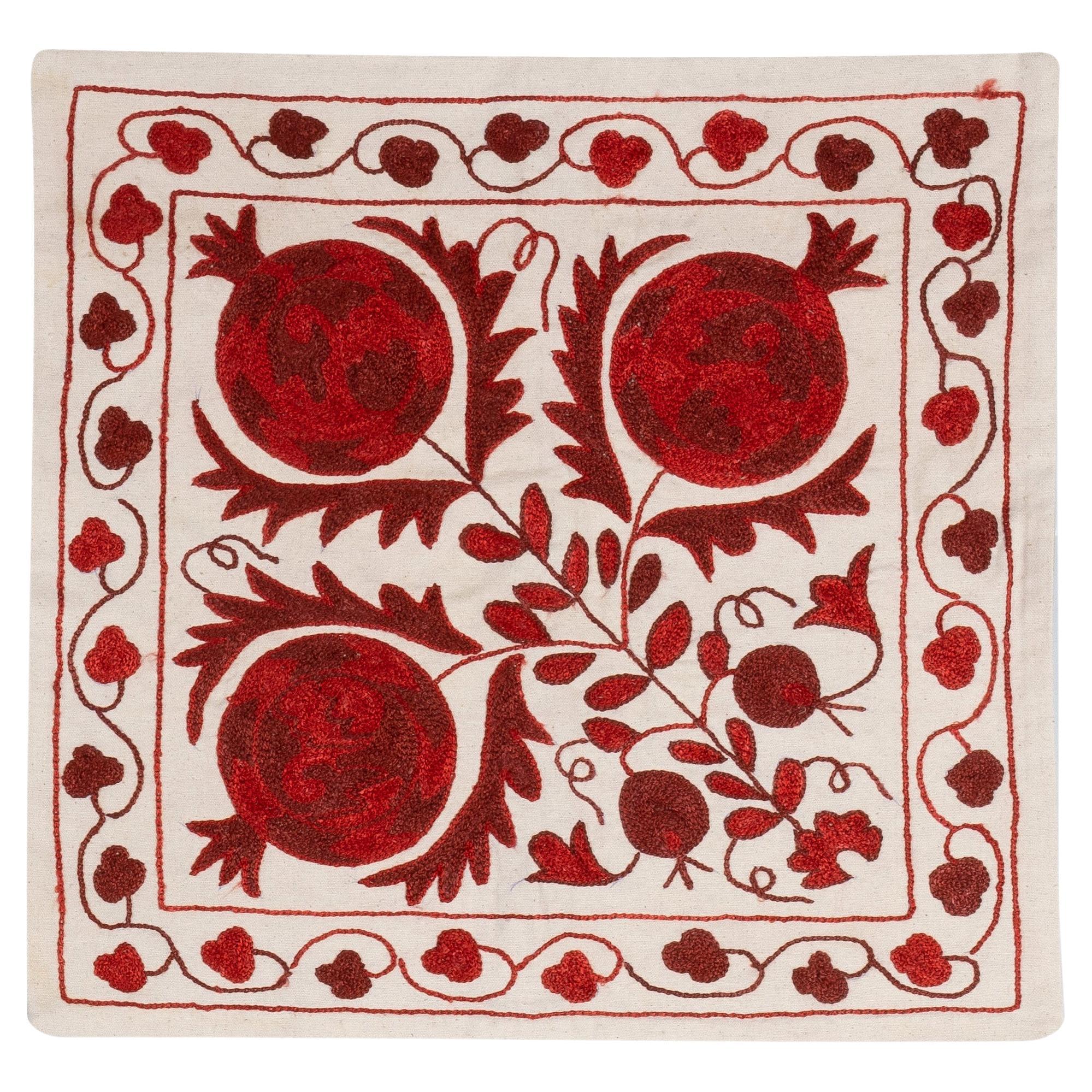 Revêtement de coussin Suzani en soie brodée à la main, crème et rouge. Cadeau de pendaison de crémaillère