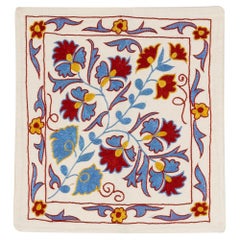Housse de coussin en broderie de soie 19 "x19". Suzani à motifs floraux d'Ouzbékistan