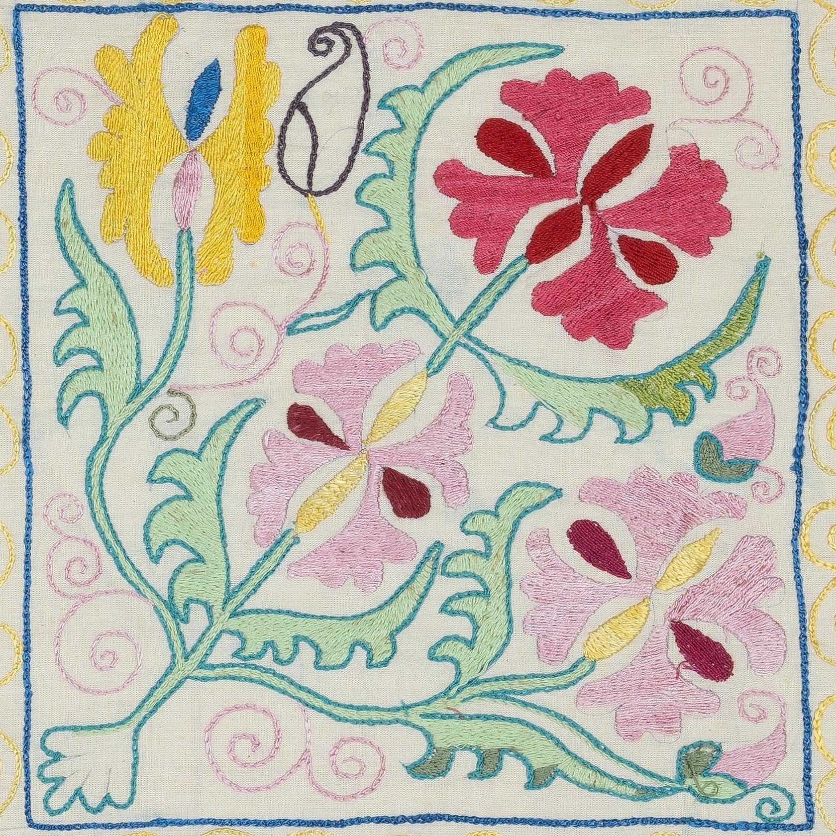 Infondi nella tua casa il ricco patrimonio dell'Asia centrale con questo raffinato copricuscino Suzani ricamato a mano, realizzato da abili artigiani dell'Uzbekistan. Questo splendido tessuto è una vera e propria opera d'arte, caratterizzata da un