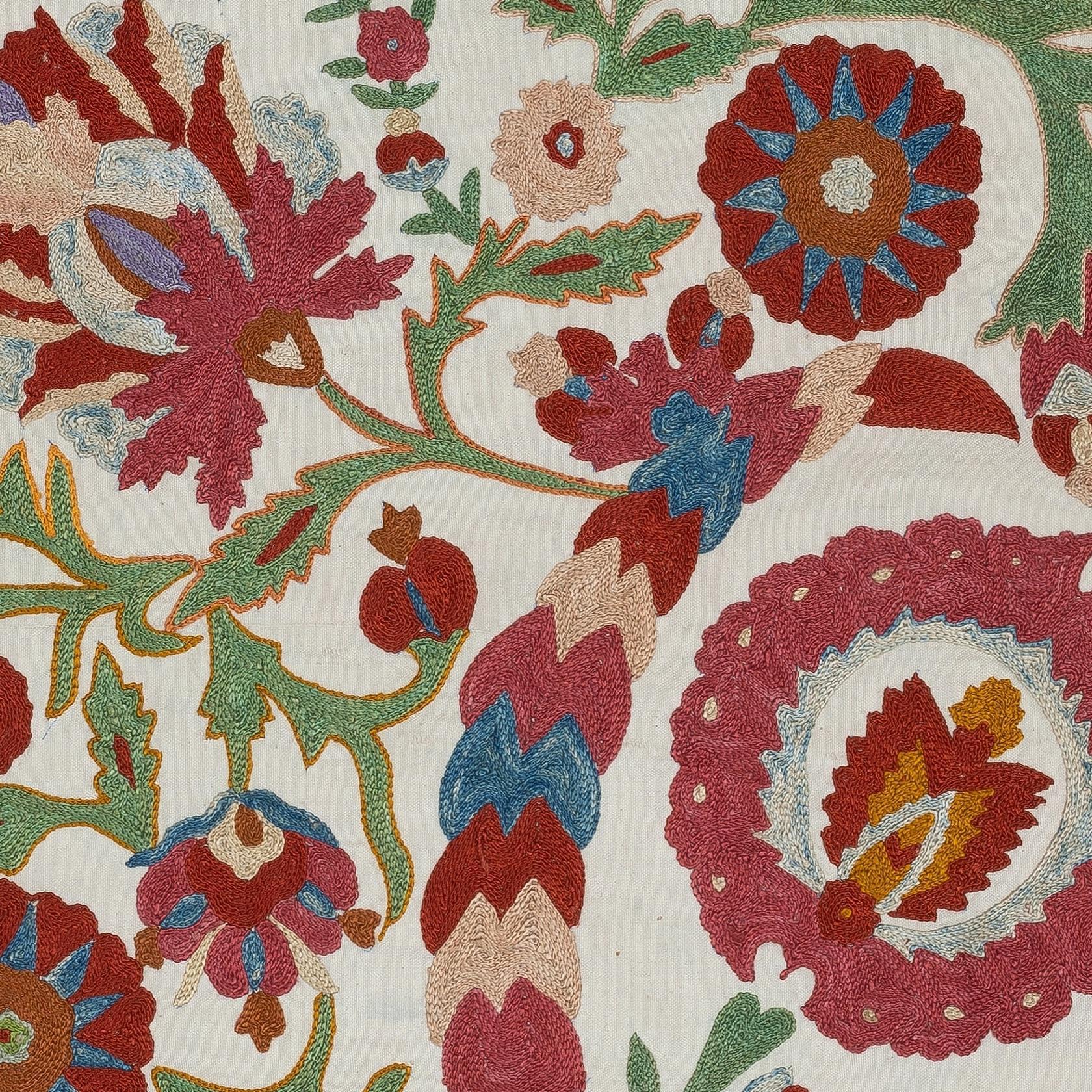 Bringen Sie das reiche Erbe Zentralasiens mit diesem exquisiten, handbestickten Suzani-Kissenbezug, der von geschickten Kunsthandwerkern in Usbekistan hergestellt wird, in Ihr Zuhause. Dieses atemberaubende Textil ist ein wahres Kunstwerk mit