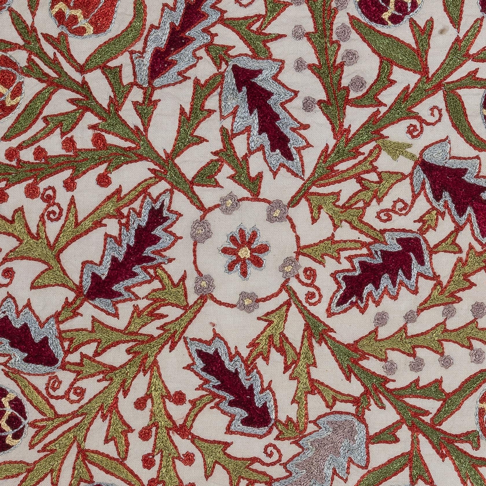 Insufflez à votre intérieur le riche héritage de l'Asie centrale avec cette exquise housse de coussin Suzani brodée à la main, fabriquée par des artisans qualifiés en Ouzbékistan. Ce magnifique textile est une véritable œuvre d'art. Il est orné