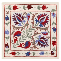 Revêtement de coussin Suzani en soie brodée de 19 "x 19 ", couverture de coussin colorée en forme de jeté ouzbek