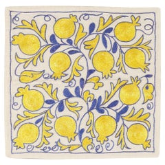 19. Zoll x 19 Zoll besticktes Suzani-Kissen aus elfenbeinfarbener, gelber und blauer Spitze