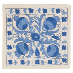 Revêtement d'oreiller en soie brodée de 19"x19" crème et bleu, couverture de coussin Suzani
