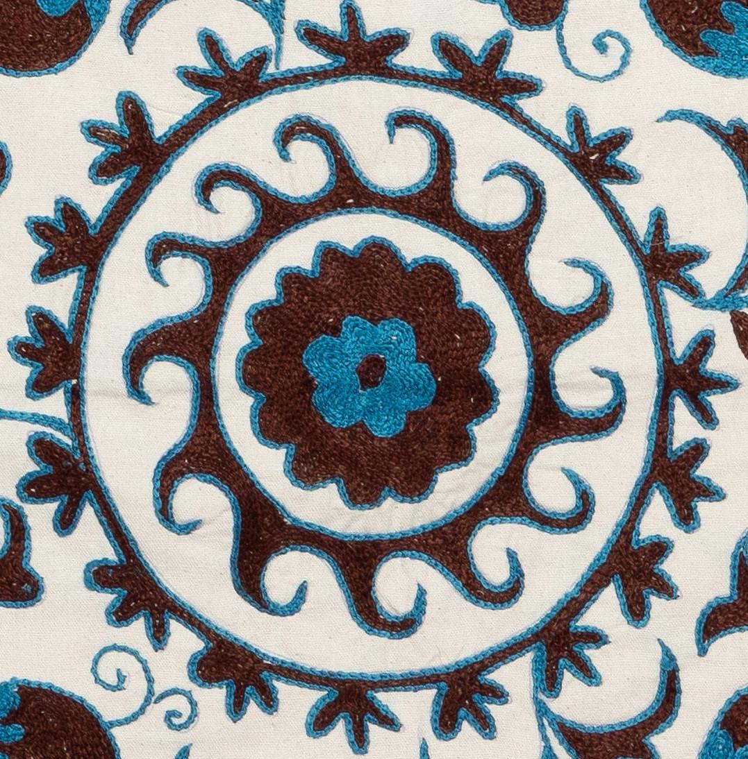 Couvercle de coussin Suzani en soie brodée à la main en bleu, crème et marron 18''''x18'''' Neuf - En vente à Philadelphia, PA