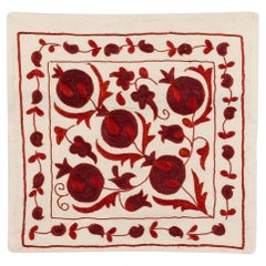 19. Zoll x 19 Zoll Quadratisches besticktes Suzani-Kissenbezug aus Seide, rot & cremefarben