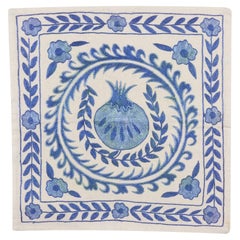 Oreiller Traditional Toss de 19"x19" d'Ouzbékistan. Housse de coussin bleue brodée