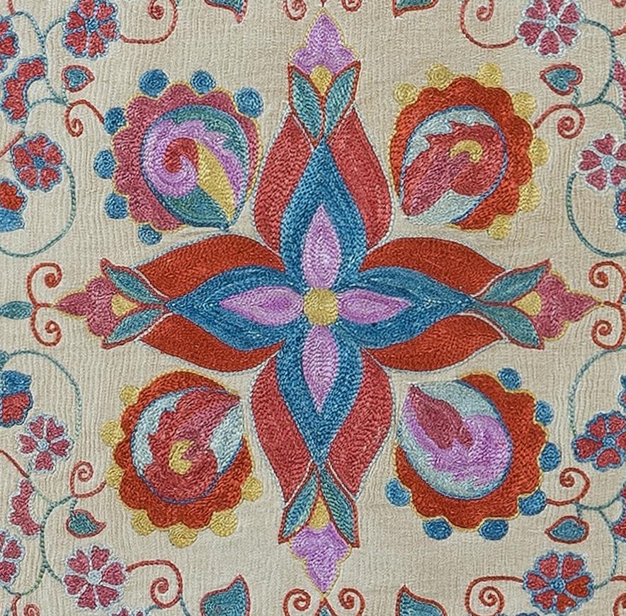 Decorative Suzani cushion cover made of hand embroidery silk on silk background, flowers and vine motifs, linen backing with zipper, no insert.

Delicate and specialised washing advised. Measures: 19