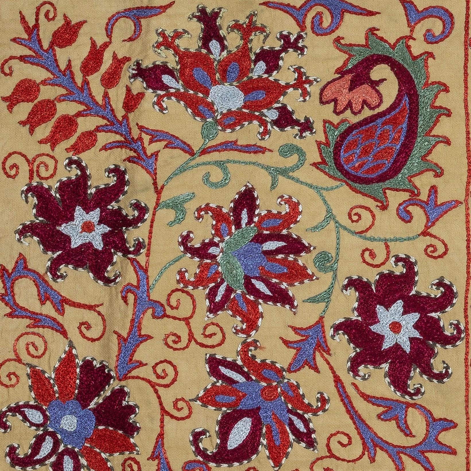 Nuovo copricuscino ricamato a mano in 100% seta - autentica arte tessile uzbeka

Eleva l'arredamento della tua casa con questo raffinato copricuscino Suzani ricamato a mano, realizzato al 100% in pura seta da abili artigiani dell'Uzbekistan.