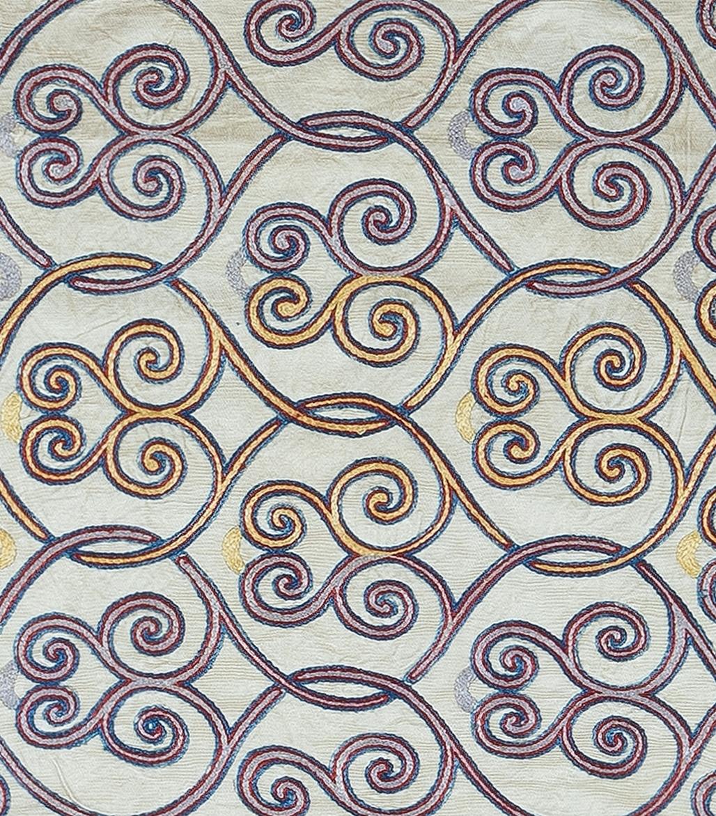 Housse de coussin décorative en soie brodée à la main sur fond de soie, motifs de fleurs et de vignes, support en lin avec fermeture à glissière, pas d'insert.

Lavage délicat et spécialisé conseillé.

Le suzani est un type de panneau textile