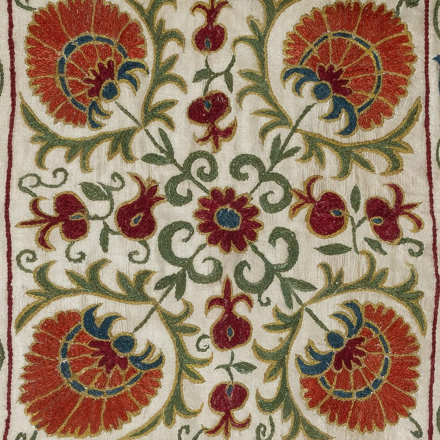 Nouvelle housse de coussin 100% soie brodée à la main - Art textile ouzbek authentique

Rehaussez votre décoration intérieure avec cette exquise housse de coussin Suzani brodée à la main, fabriquée à partir de 100 % de soie pure par des artisans