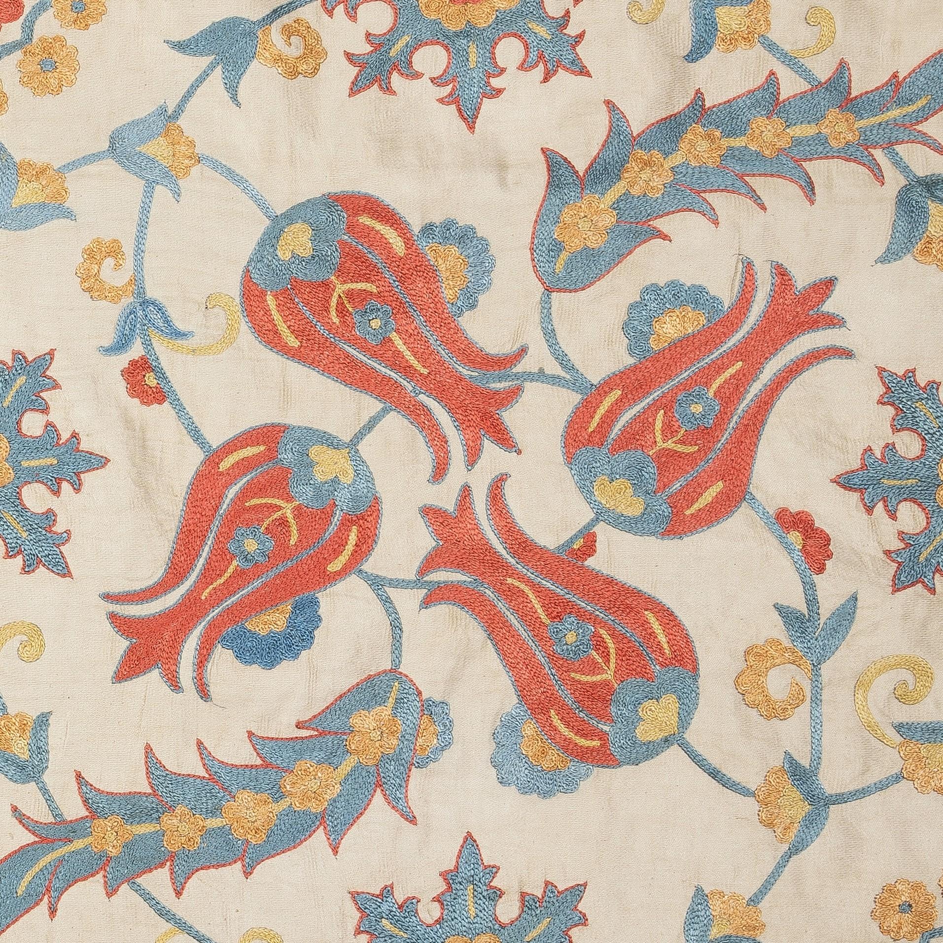 Nouvelle housse de coussin 100% soie brodée à la main - Art textile ouzbek authentique

Rehaussez votre décoration intérieure avec cette exquise housse de coussin Suzani brodée à la main, fabriquée à partir de 100 % de soie pure par des artisans