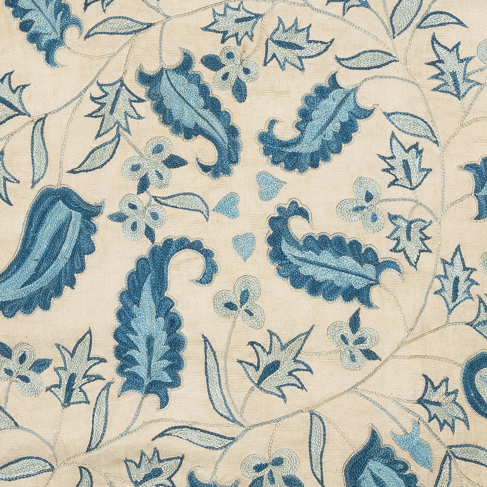 Nouvelle housse de coussin 100% soie brodée à la main - Art textile ouzbek authentique

Rehaussez votre décoration intérieure avec cette exquise housse de coussin Suzani brodée à la main, fabriquée à partir de 100 % de soie pure par des artisans