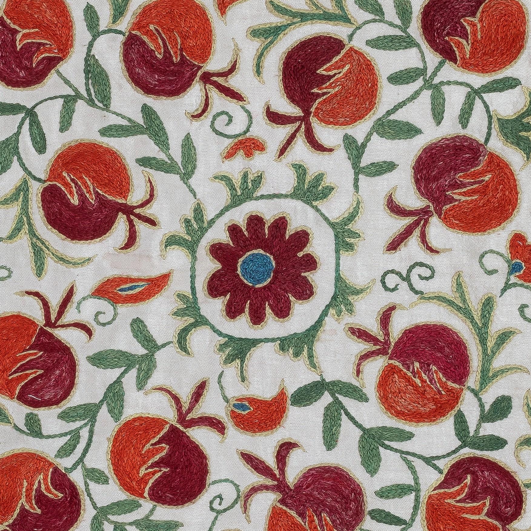 Nouvelle housse de coussin 100% coton brodée à la main - Art textile ouzbek authentique

Apportez une touche d'héritage d'Asie centrale à votre intérieur avec cette taie d'oreiller Suzani d'Ouzbékistan, brodée à la main et composée à 100 % de coton.