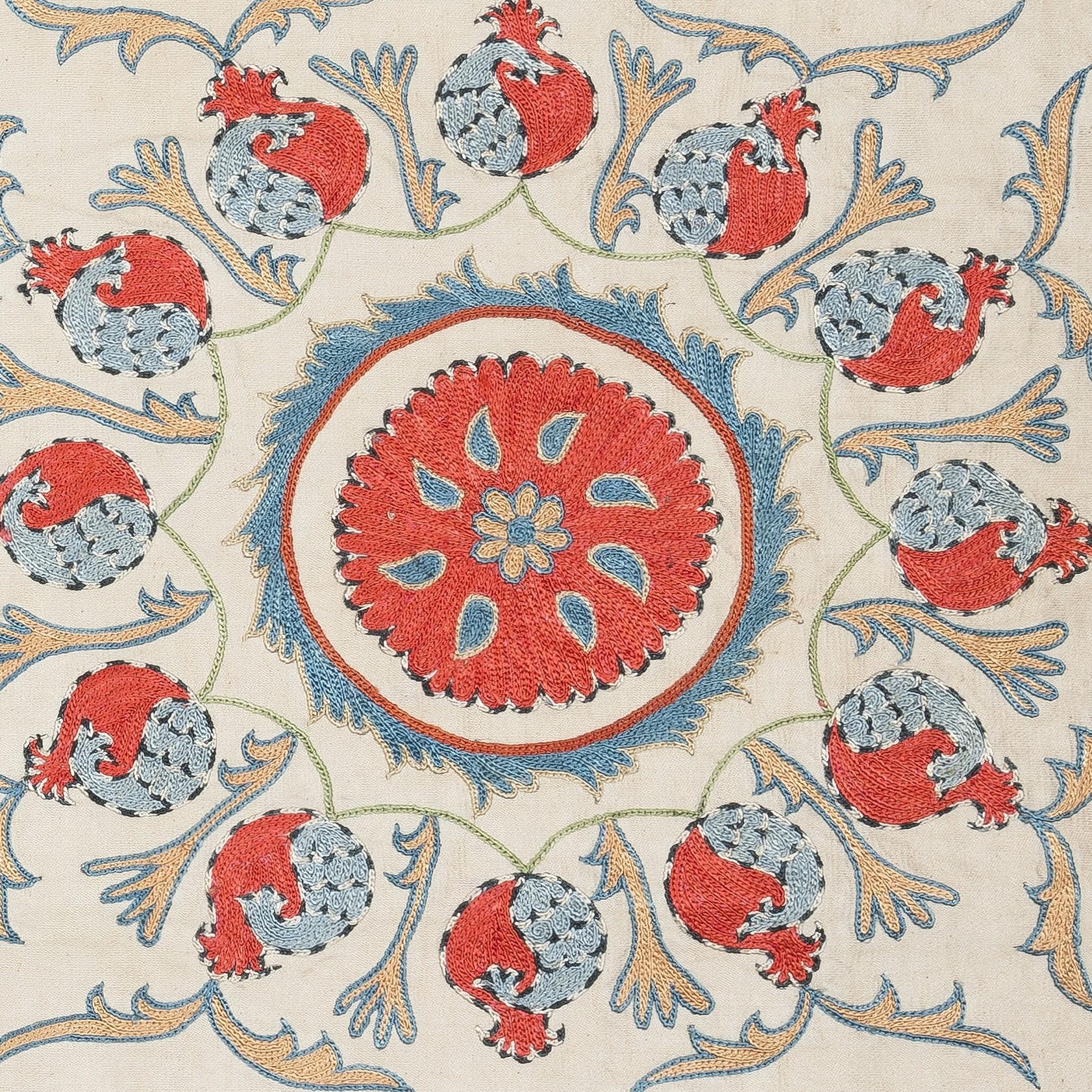Nouvelle housse de coussin 100% soie brodée à la main - Art textile ouzbek authentique

Rehaussez votre décoration intérieure avec cette exquise housse de coussin Suzani brodée à la main, fabriquée à partir de 100 % de soie pure par des artisans