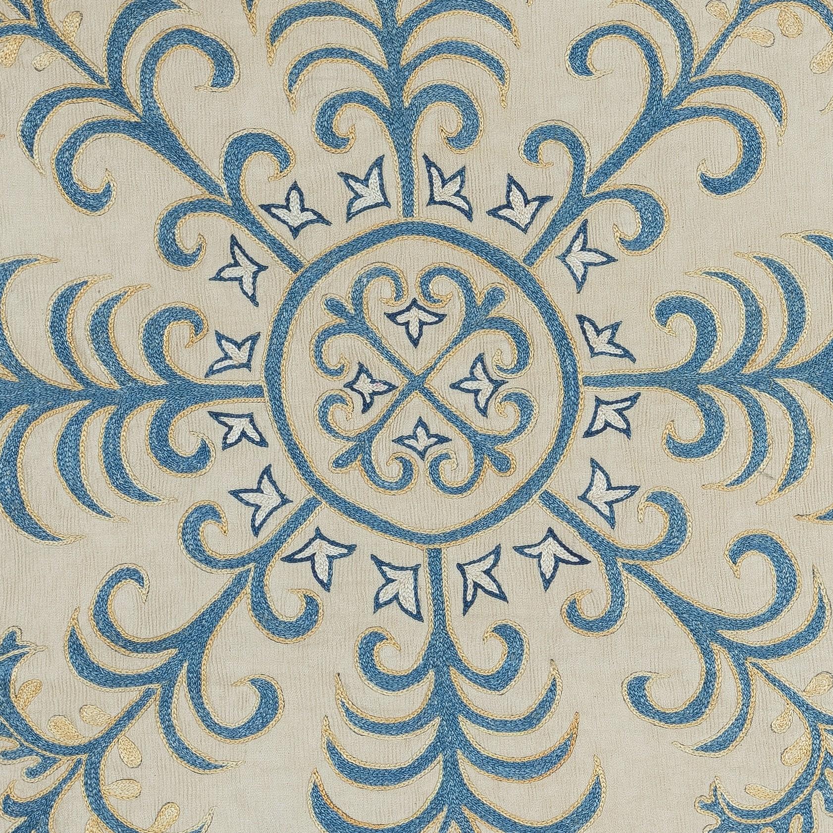 Nuovo copricuscino ricamato a mano in 100% seta - autentica arte tessile uzbeka

Eleva l'arredamento della tua casa con questo raffinato copricuscino Suzani ricamato a mano, realizzato al 100% in pura seta da abili artigiani dell'Uzbekistan.