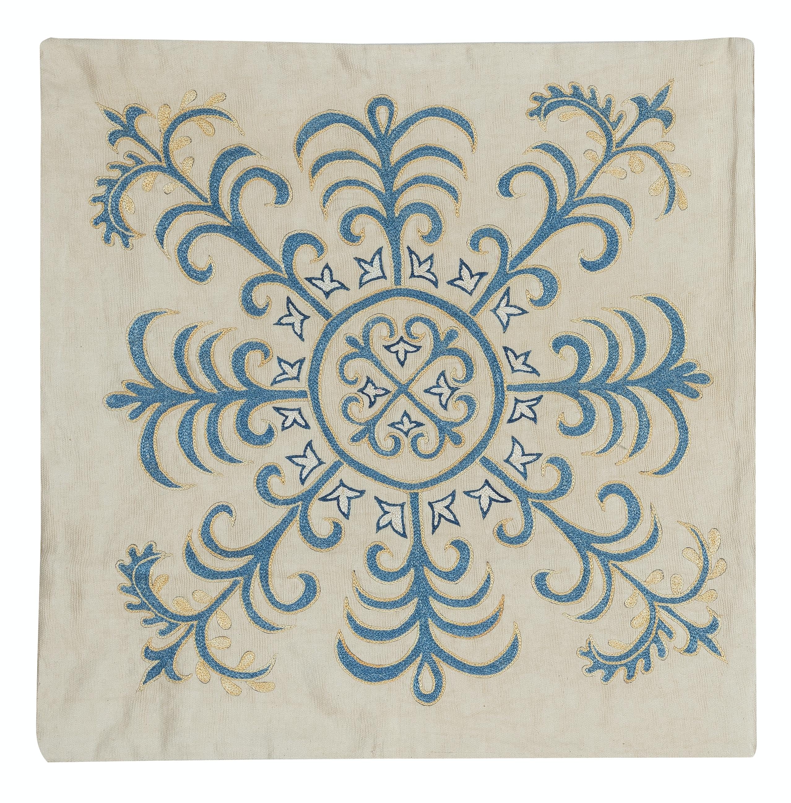 Nuovo copricuscino ricamato a mano in 100% seta - autentica arte tessile uzbeka

Eleva l'arredamento della tua casa con questo raffinato copricuscino Suzani ricamato a mano, realizzato al 100% in pura seta da abili artigiani dell'Uzbekistan.