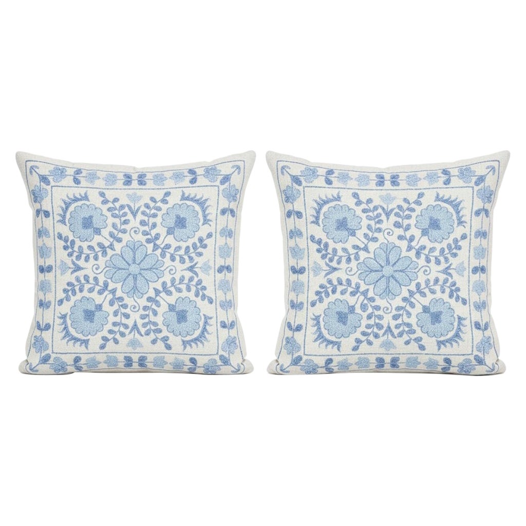 19 "x20" SET OF 2 Silk embroidered Cushion Covers. Paire de coussins en dentelle bleue en vente