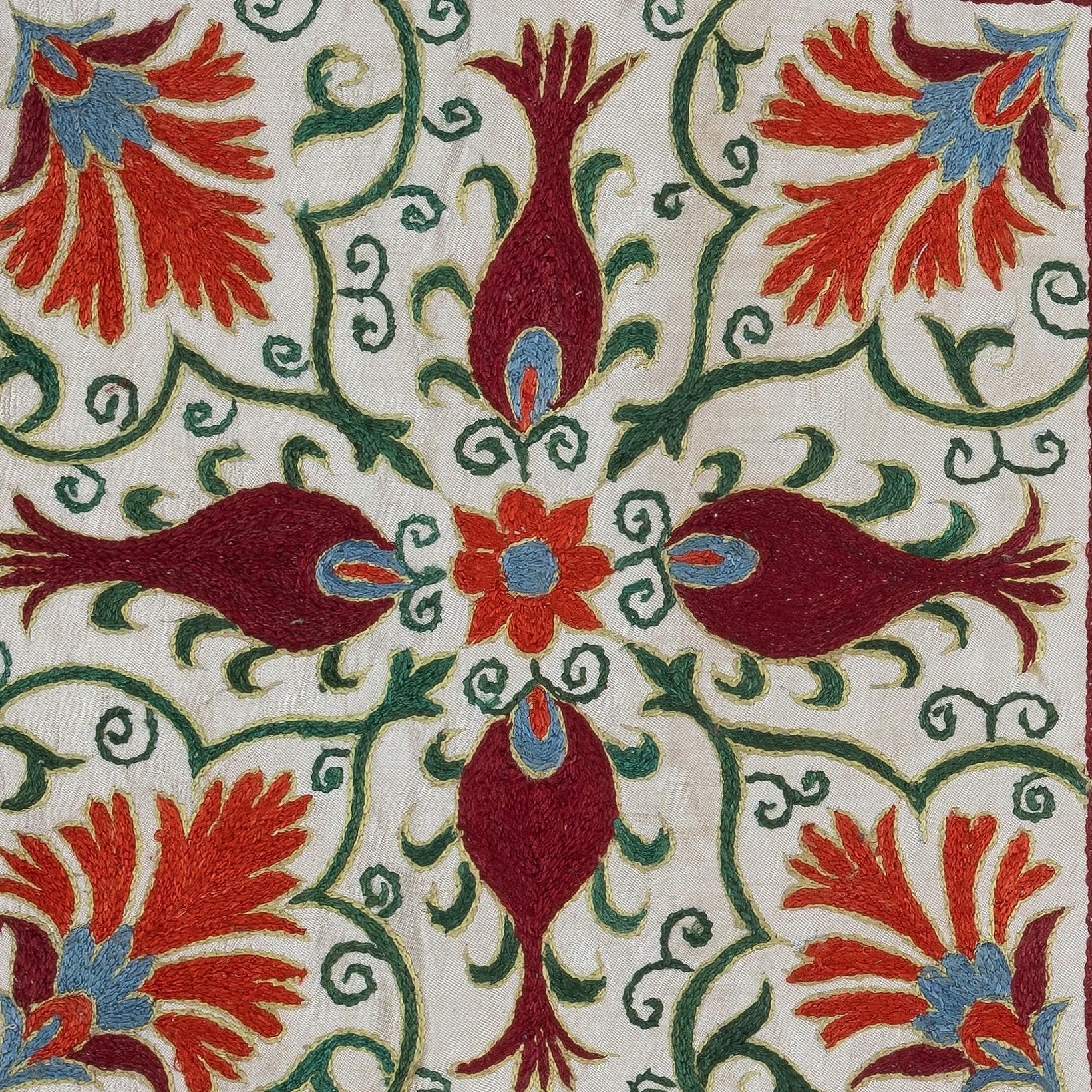 Insufflez à votre intérieur le riche héritage de l'Asie centrale avec cette exquise housse de coussin Suzani brodée à la main, fabriquée par des artisans qualifiés en Ouzbékistan. Ce magnifique textile est une véritable œuvre d'art. Il est orné