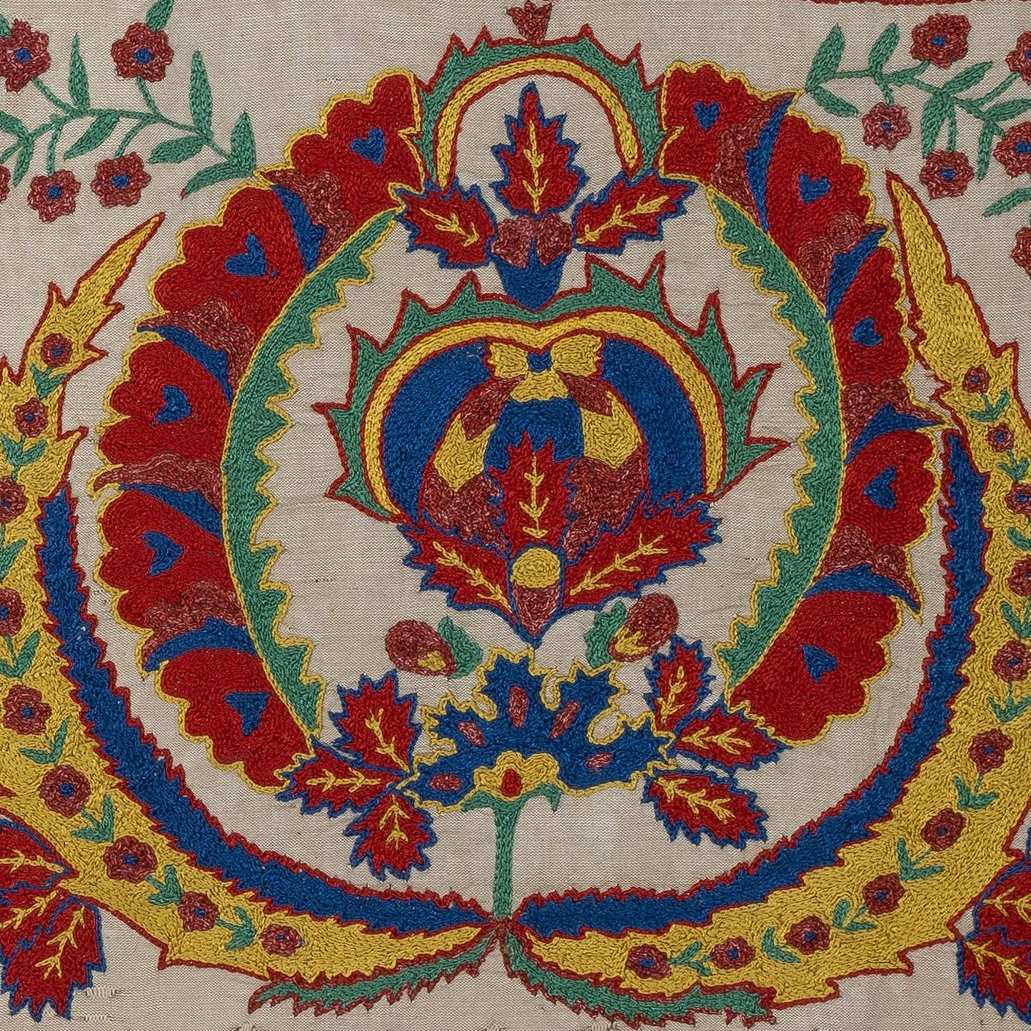 Infondi nella tua casa il ricco patrimonio dell'Asia centrale con questo raffinato copricuscino Suzani ricamato a mano, realizzato da abili artigiani dell'Uzbekistan. Questo splendido tessuto è una vera e propria opera d'arte, caratterizzata da un