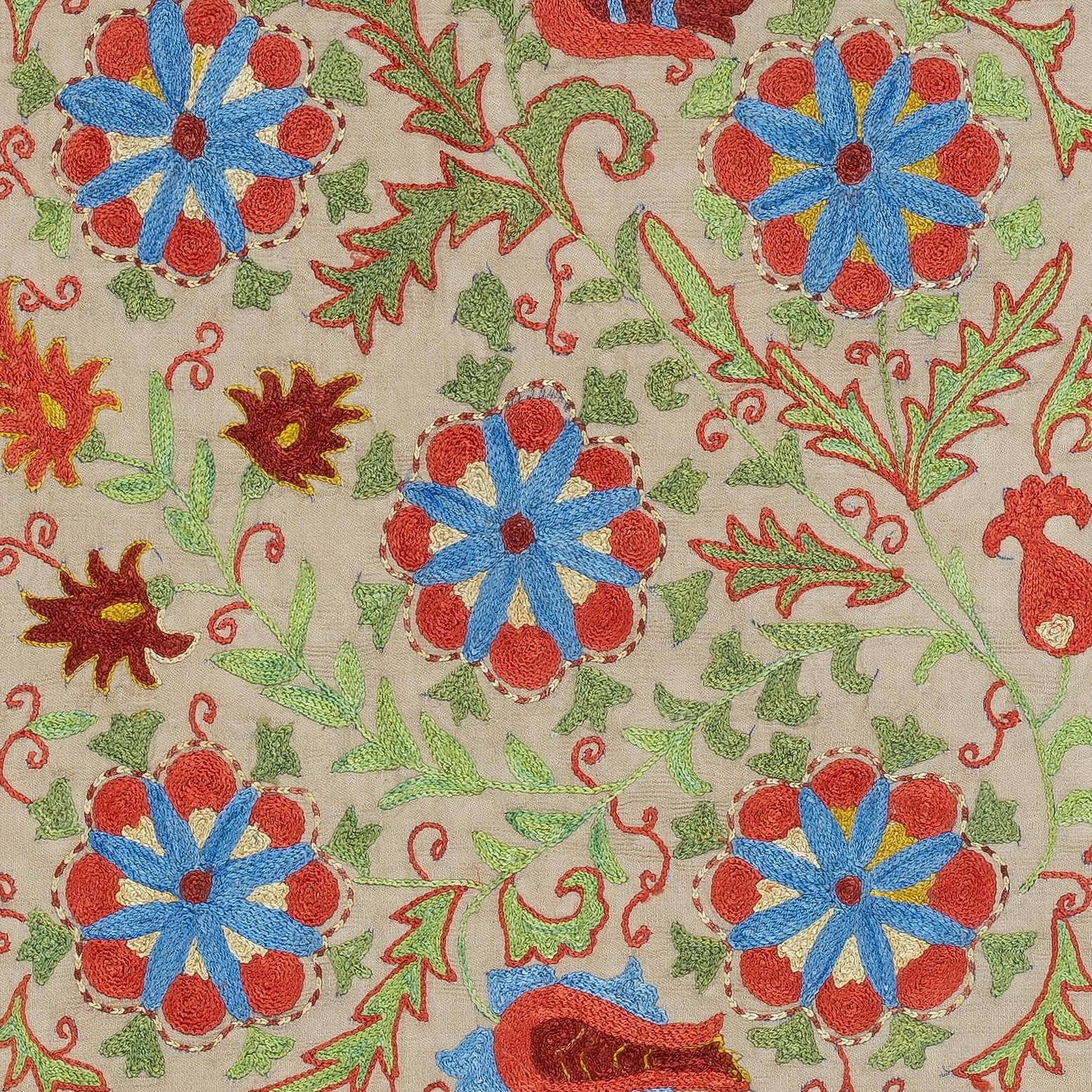 Nouvelle housse de coussin 100% soie brodée à la main - Art textile ouzbek authentique

Rehaussez votre décoration intérieure avec cette exquise housse de coussin Suzani brodée à la main, fabriquée à partir de 100 % de soie pure par des artisans