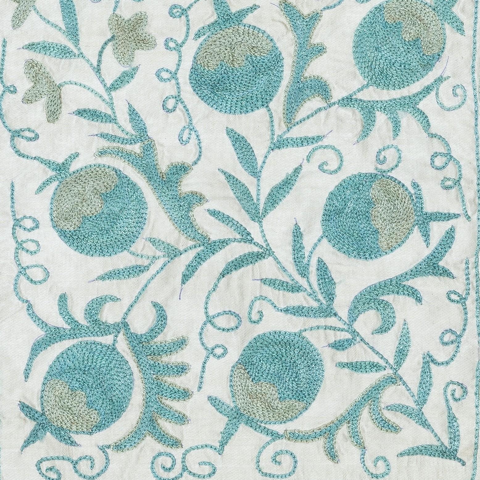 Nuovo copricuscino ricamato a mano in 100% cotone - autentica arte tessile uzbeka

Porta un tocco di eredità dell'Asia centrale nella tua casa con questa federa ricamata a mano in 100% cotone Suzani, proveniente dall'Uzbekistan. Caratterizzato da