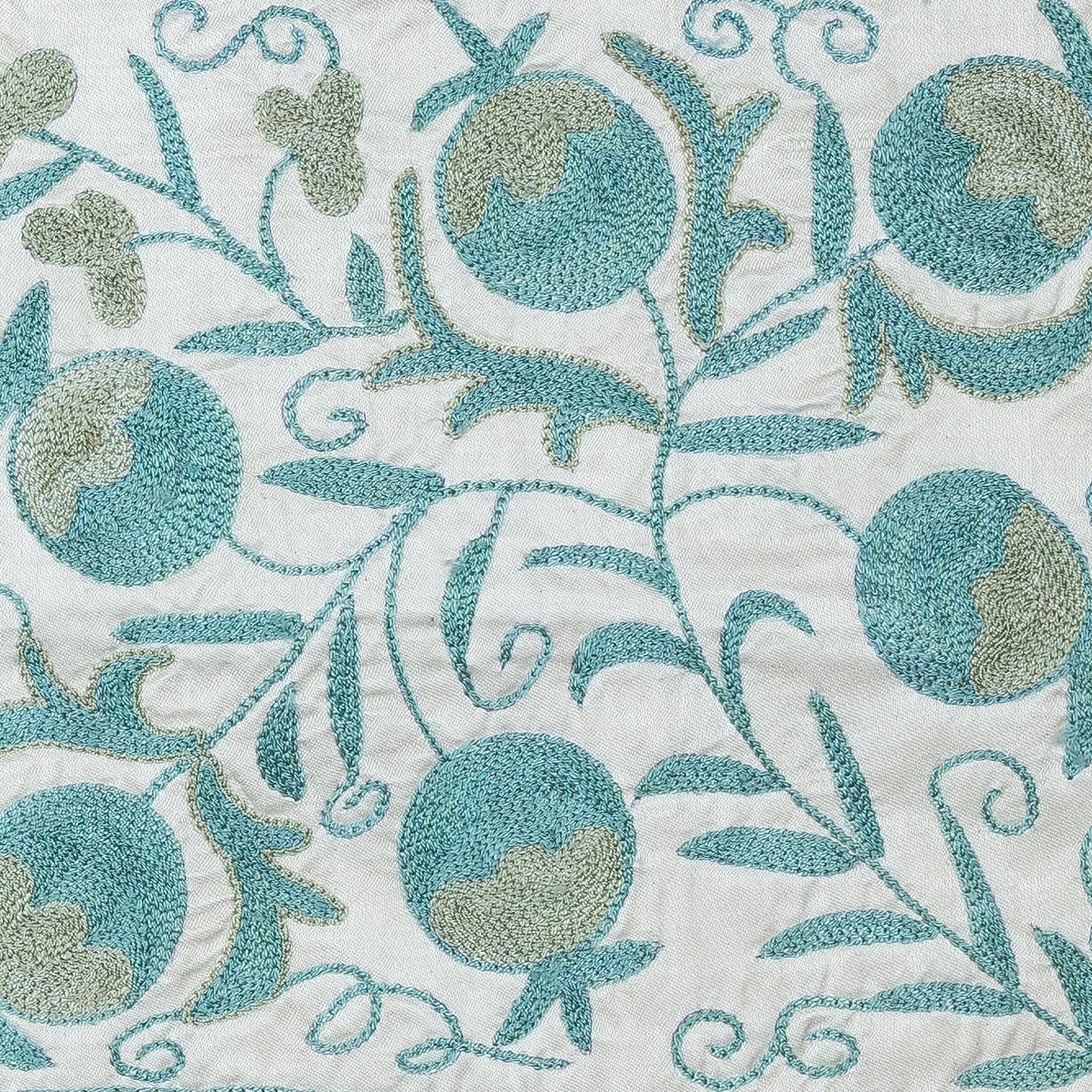 Nuovo copricuscino ricamato a mano in 100% cotone - autentica arte tessile uzbeka

Porta un tocco di eredità dell'Asia centrale nella tua casa con questa federa ricamata a mano in 100% cotone Suzani, proveniente dall'Uzbekistan. Caratterizzato da
