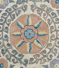 Coussin de tissu Suzani, 100 % soie brodée de dentelle colorée
