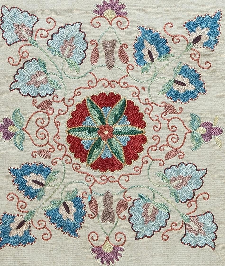 Decorative Suzani cushion cover made of hand embroidery silk on silk background, flowers and vine motifs, linen backing with zipper, no insert.

Delicate and specialised washing advised. Measures: 19